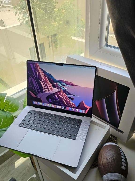 جهاز ماك بوك مقاس 16 بوصة مع معالج M2 Pro وذاكرة 16 جيجابايت وذاكرة تخزين 512 جيجابايت باللون الرمادي
