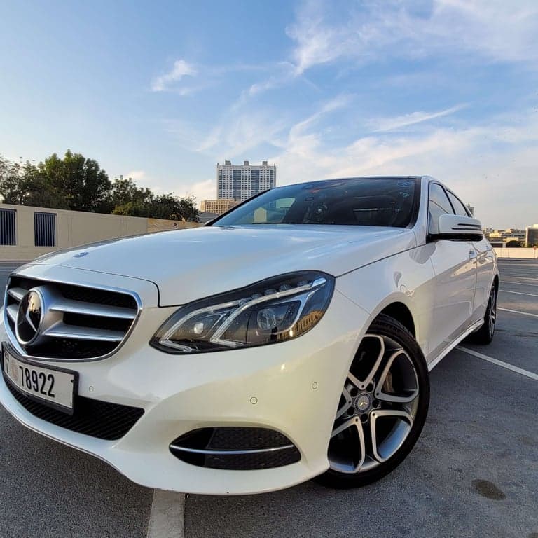 سيارة مرسيدس-بنز E400 الهجينة المزودة بمحرك توربيني طراز 2016 من موبيل في حالة ممتازة